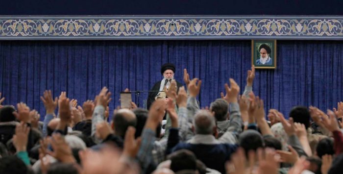 حمله به امام خامنه‌ای توهین به تمام امت است