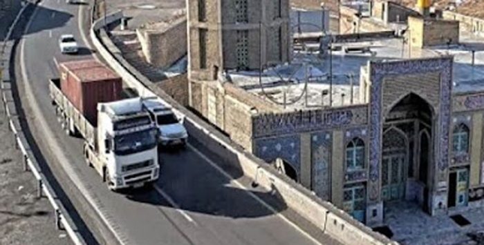 تردد معمول کامیون‌ها در محورهای مواصلاتی استان قم