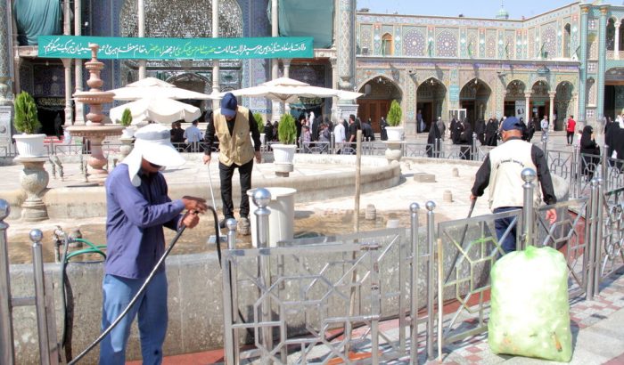 خدمت خادمان عراقی در حرم مطهر بانوی کرامت