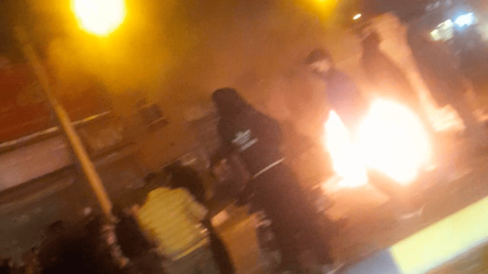 تصاویر دیده نشده از آتش زدن تاکسی توسط اغتشاشگران در منطقه‌ی شهرقائم قم